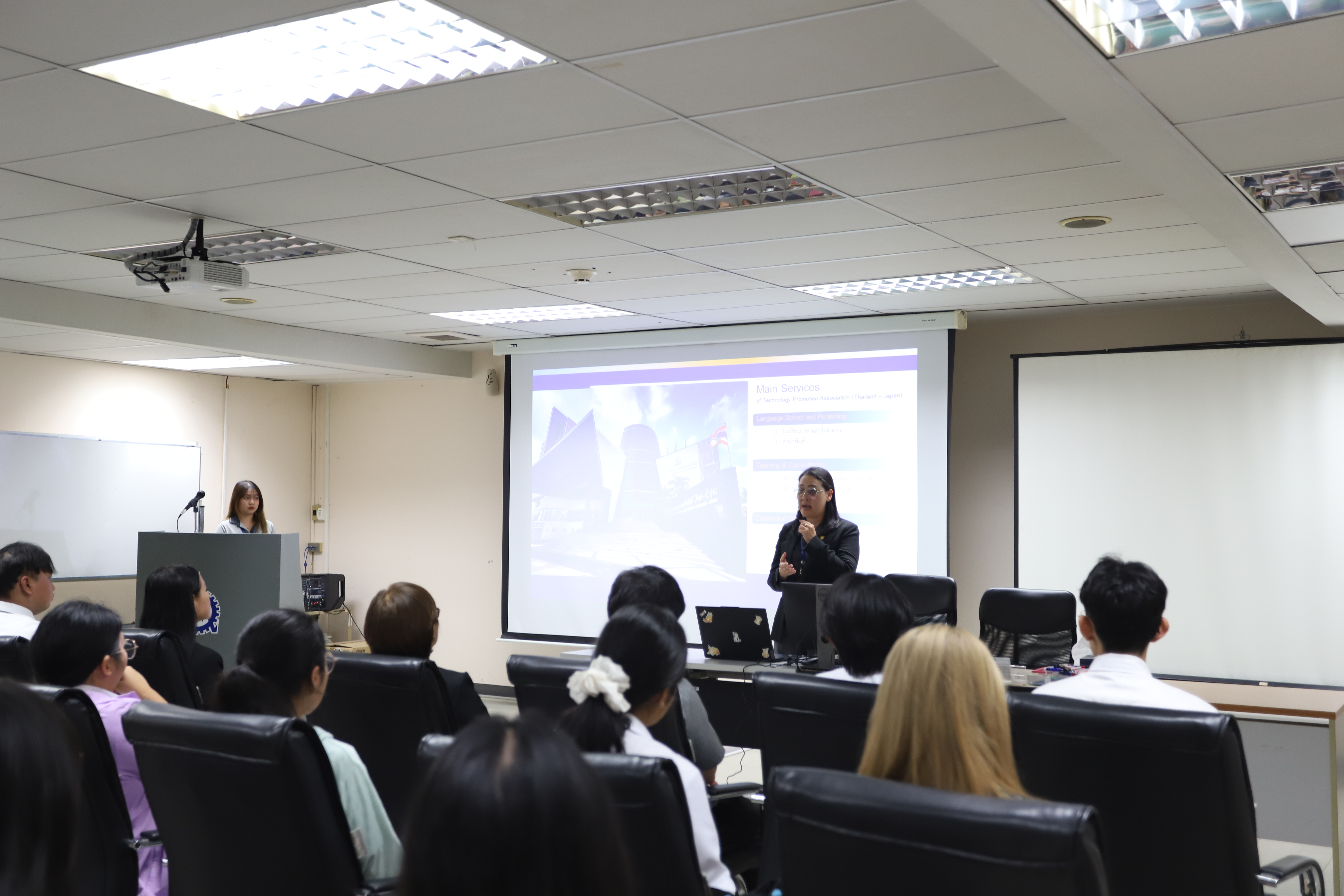 คณะเยี่ยมชมห้องปฏิบัติการสอบเทียบและทดสอบเครื่องมือวัด