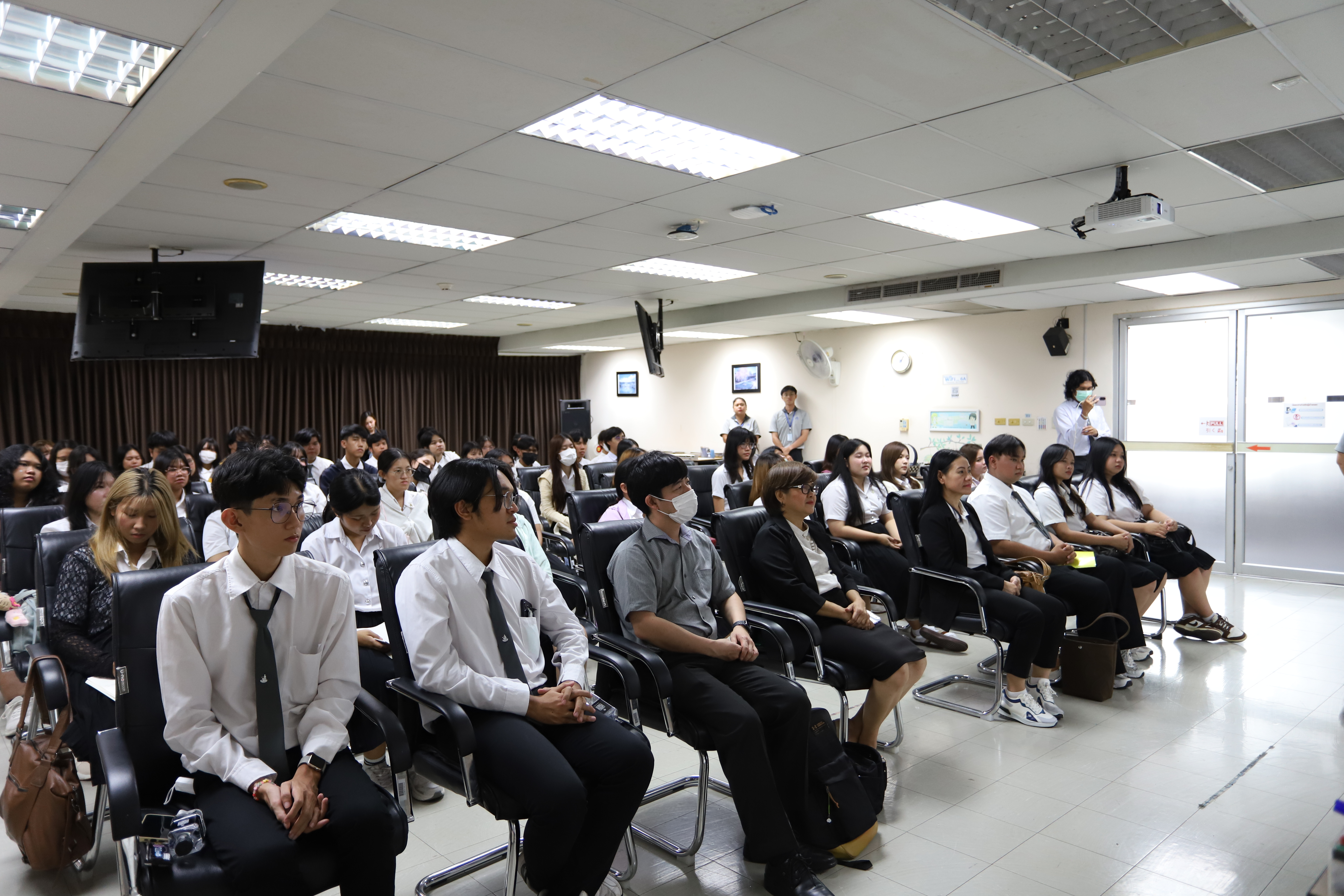 คณะอาจารย์และนักศึกษารับฟังการแนะนำสมาคม
