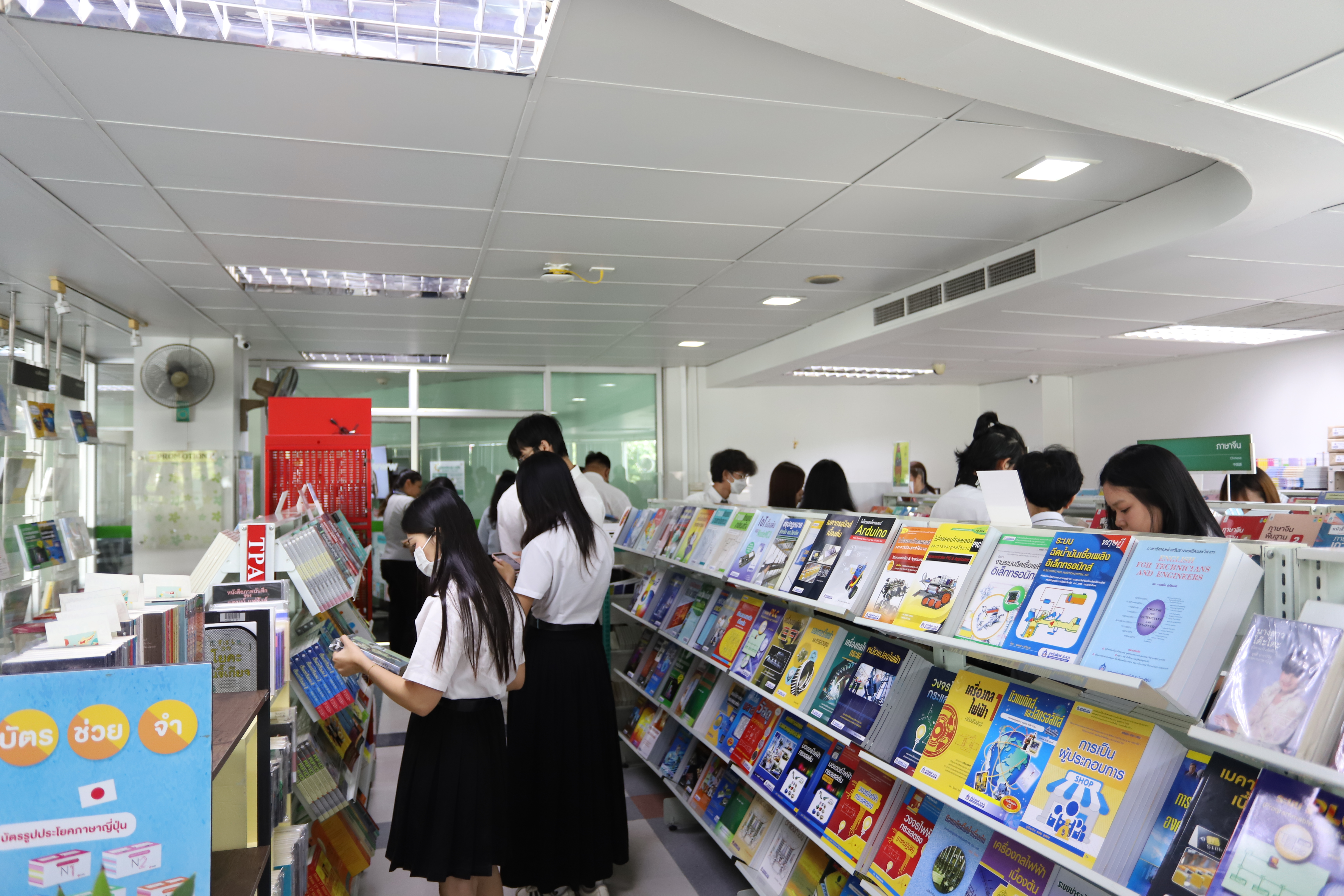 คณะเยี่ยมชมร้านจำหน่ายหนังสือและสื่อความรู้ ส.ส.ท.
