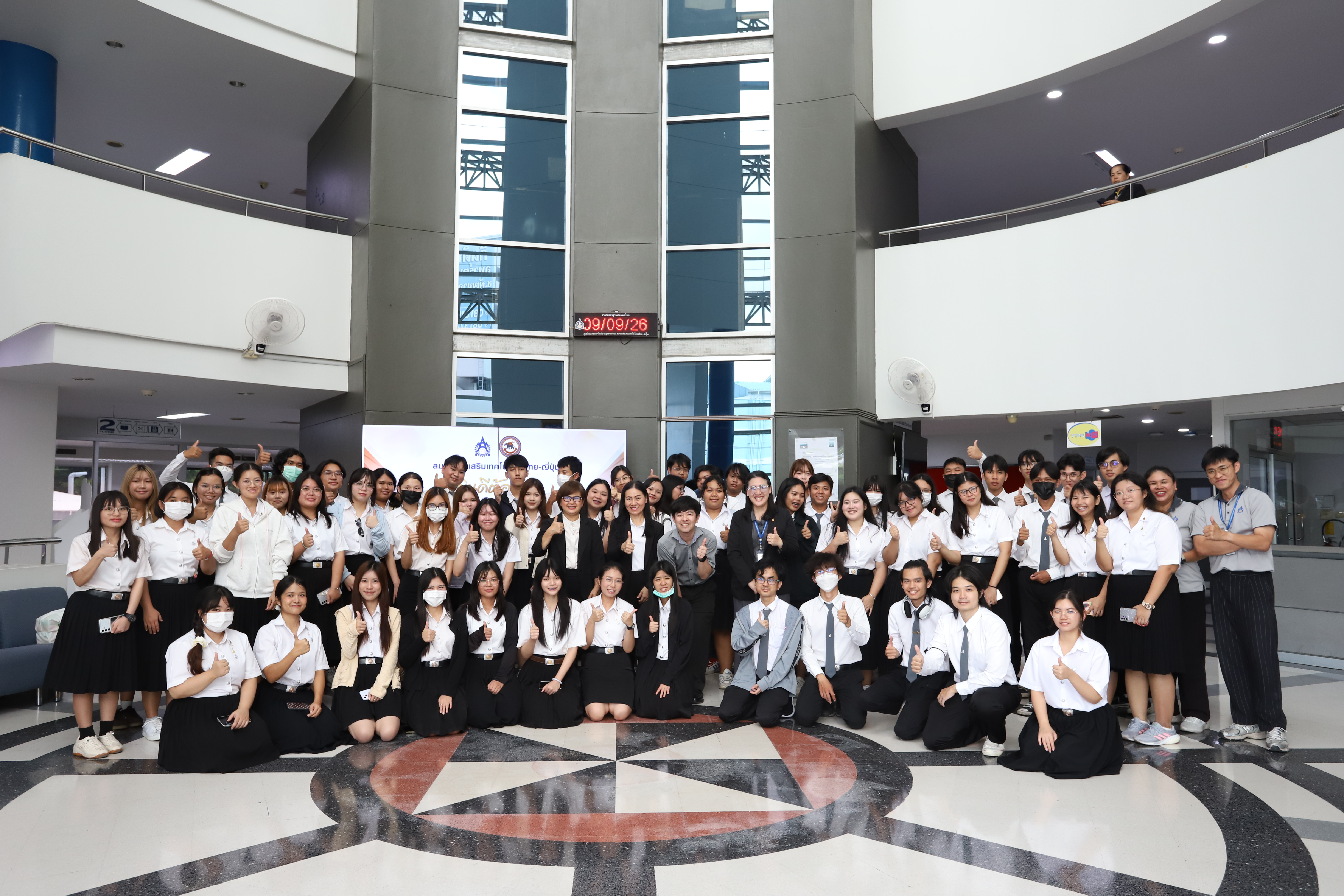 ภาพหมู่คณะอาจารย์ นักศึกษา และเจ้าหน้าที่ ส.ส.ท.